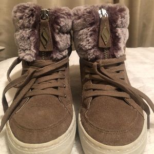 Sketchers Memory Foam Fur  Boots